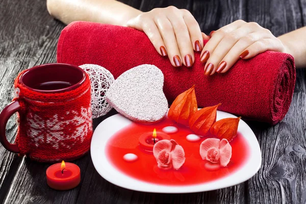 Piękny Czerwony Manicure Oleju Świece Czerwony Kwiat Orchidei Ręcznik Czarny — Zdjęcie stockowe