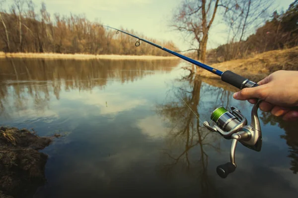 Main Avec Une Canne Pêche Bobine Sur Lac Été — Photo