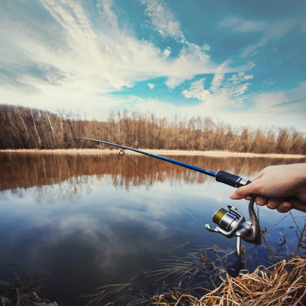 Mano Con Una Caña Pescar Carrete Lago Verano — Foto de Stock