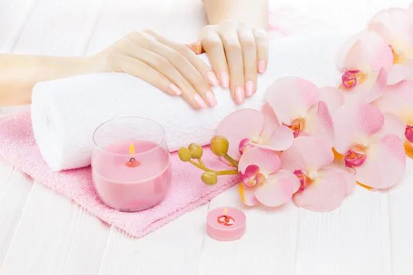 Mooie Roze Manicure Met Decor Orchid Handdoek Kaars Witte Houten — Stockfoto