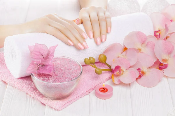 Hermosa Manicura Rosa Con Decoración Orquídea Toalla Vela Mesa Madera — Foto de Stock