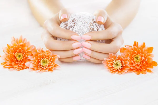 Bela Manicure Rosa Com Flores Crisântemo Laranja Com Uma Bola — Fotografia de Stock