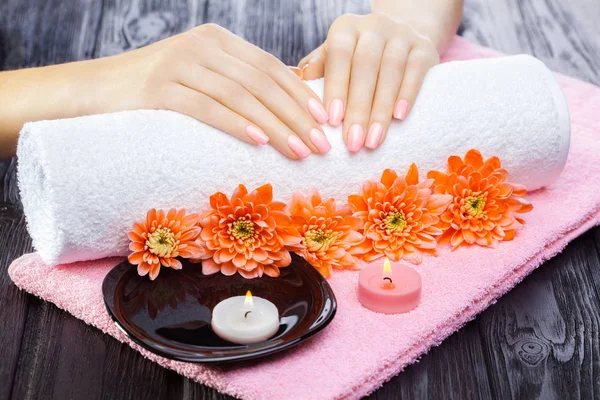 Hermosa Manicura Rosa Con Aceite Velas Crisantemo Toalla Mesa Madera — Foto de Stock