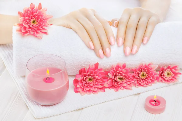 Bella Manicure Grigia Con Olio Candele Asciugamano Sul Tavolo Legno — Foto Stock