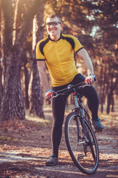 幸せな男の自転車はマウンテン バイクの森で乗っています 冒険旅行 — ストック写真