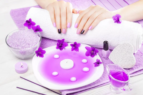 Mooie Paarse Manicure Met Violet Kaars Handdoek Witte Houten Tafel — Stockfoto