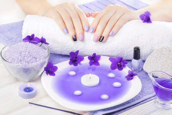美丽的蓝色美甲与紫色 蜡烛和毛巾在白色的木桌上 — 图库照片