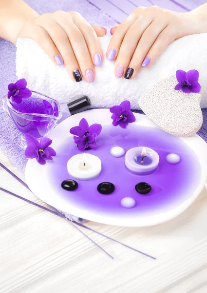 美丽的紫色美甲与紫色 蜡烛和毛巾在白色的木桌上 — 图库照片