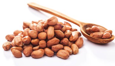 Beyaz arka plan üzerinde izole soyulmuş fıstık