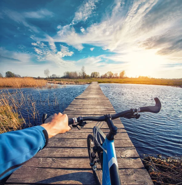 Mann Fährt Mit Fahrrad Über Holzbrücke See — Stockfoto