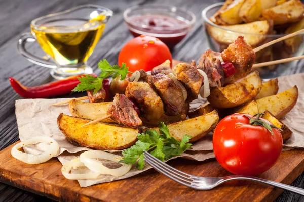 Meat Skewer Herbs Onions Baked Potatoes Tomatoes Greens Black Wooden — Stock Photo, Image