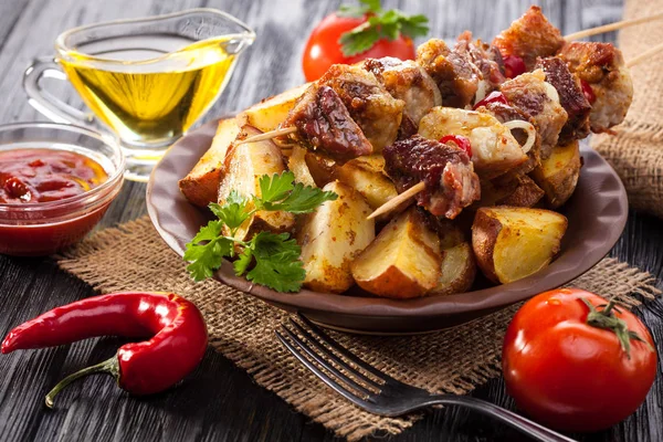 Espetos Carne Com Ervas Com Cebolas Batatas Assadas Tomates Verduras — Fotografia de Stock