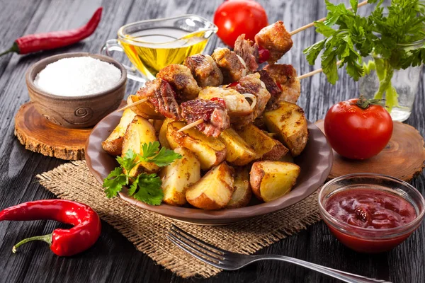 Espetos Carne Com Ervas Com Cebolas Batatas Assadas Tomates Verduras — Fotografia de Stock