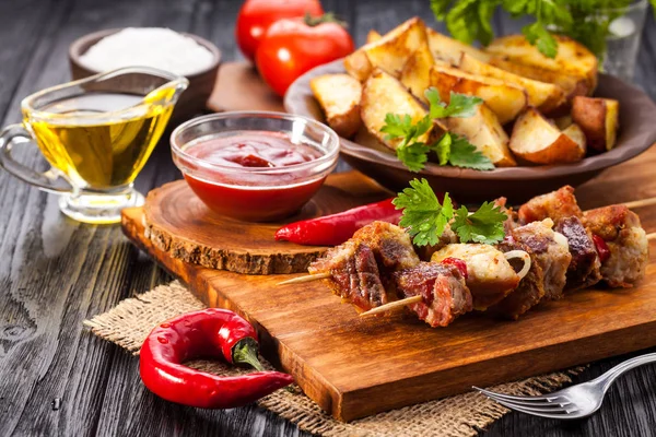 Espetos Carne Com Ervas Com Cebolas Batatas Assadas Tomates Verduras — Fotografia de Stock