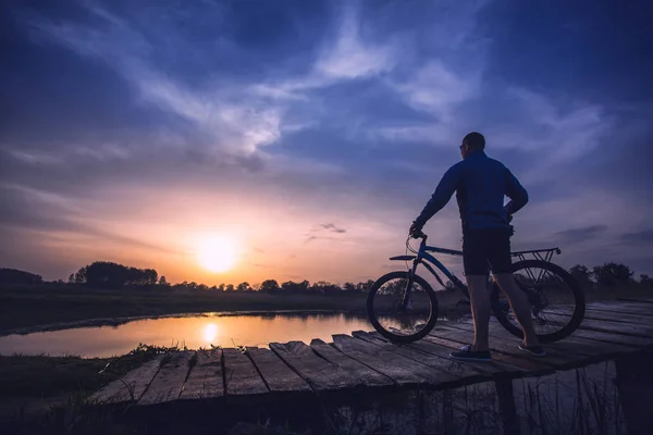 Radfahren Mann Fährt Auf Holzbrücke Über Den Fluss — Stockfoto