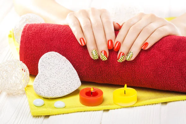 Manicure Vermelho Luxo Com Óleo Velas Toalha Mesa Madeira Branca — Fotografia de Stock