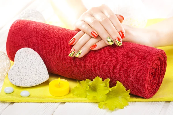 Manicura Roja Lujo Con Aceite Velas Toalla Mesa Madera Blanca — Foto de Stock