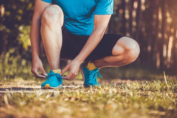 Corridore Allacciatura Lacci Delle Scarpe Ginnastica Mattina Facendo Jogging Nella — Foto Stock