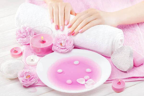 新鮮なティーローズ キャンドル ホワイト木製テーブルの上のタオルと美しいピンクのマニキュア — ストック写真