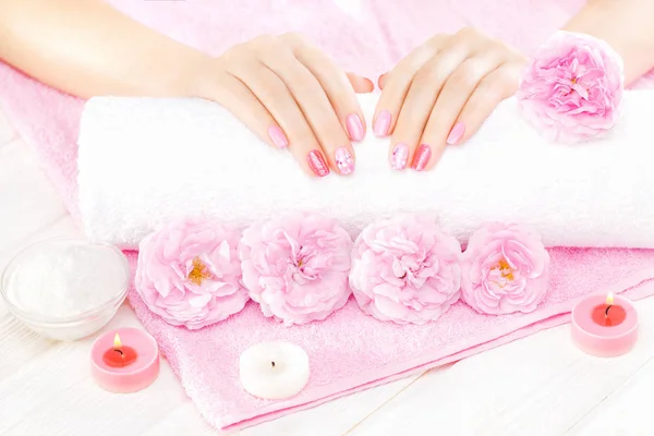 Hermosa Manicura Rosa Con Rosa Fresco Velas Toalla Mesa Madera —  Fotos de Stock