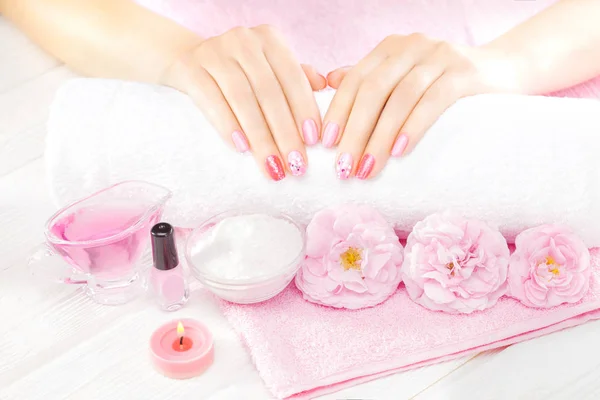Bela Manicure Rosa Com Chá Fresco Rosa Velas Toalha Mesa — Fotografia de Stock
