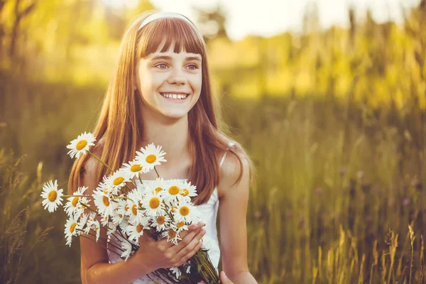 Yeşil Çayır Çiçekli Chamomiles Bir Buket Mutlu Küçük Kız — Stok fotoğraf