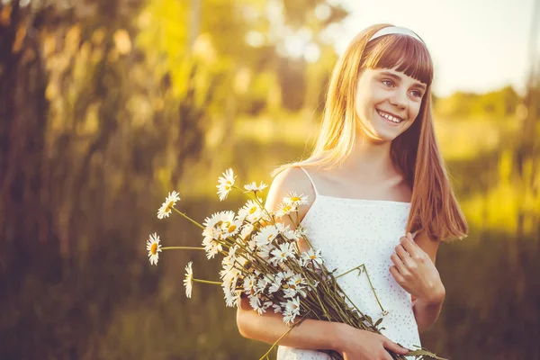 Glad Liten Tjej Grön Äng Med Bukett Blommande Chamomiles — Stockfoto