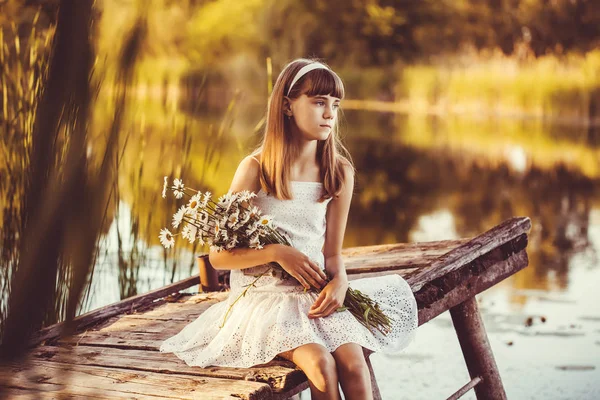 Menina Feliz Admira Pequeno Rio Ponte Com Buquê Camomilas Floridas — Fotografia de Stock