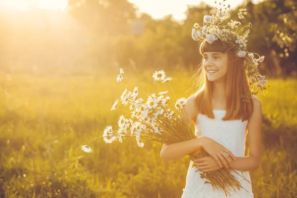 Happy Little Girl Sunset Meadow Bouquet Flowering Chamomiles — Stock Photo, Image