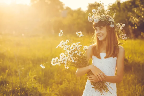 幸せ少女開花鎮静の花束と夕日の草原 — ストック写真