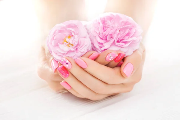 Bela Manicure Rosa Com Chá Rosa Spa — Fotografia de Stock