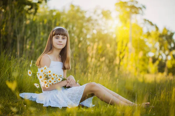 Милая Девчушка На Природе