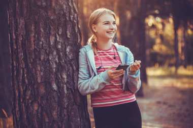 sabah joging yaz ormandaki güzel genç kız