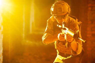 Askerler devriye askeri simülasyon Airsoft Eğitim oyun sırasında