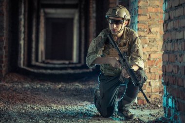 strikeball bir terkedilmiş tuğla binada oynayan bir tüfek Airsoft asker