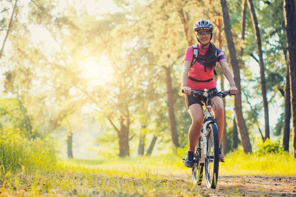 Szczęśliwa Kobieta Rowerzysta Jeździ Lesie Rowerze Górskim Ryzykowne Przedsięwzięcie Podróżować — Zdjęcie stockowe