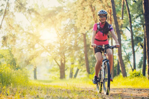 Donna Felice Ciclista Cavalca Nella Foresta Mountain Bike Viaggio Avventura — Foto Stock