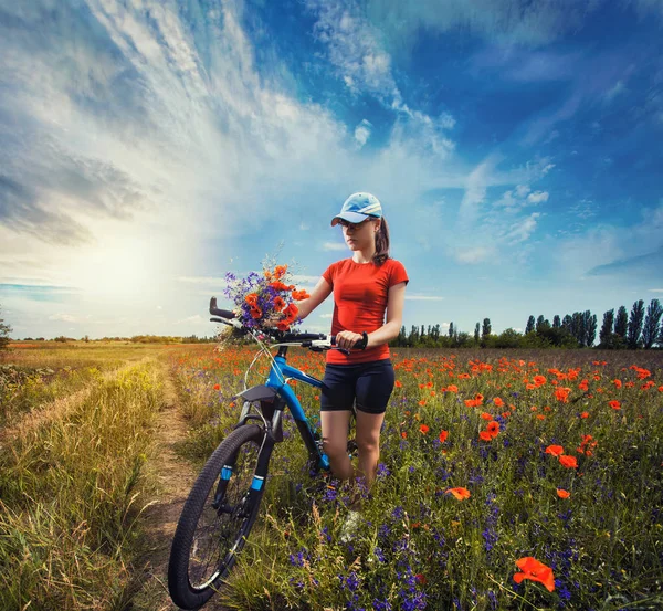 Lycklig Kvinna Rider Cykel Blommande Vallmo Äng — Stockfoto