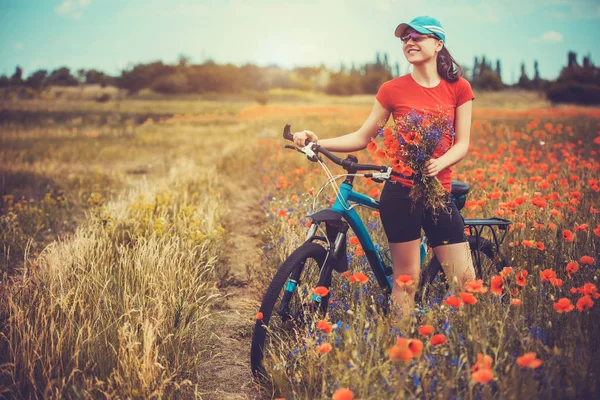Glückliche Frau Auf Einem Fahrrad Auf Einer Blühenden Mohnwiese — Stockfoto