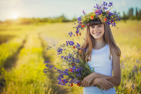 Šťastná Holčička Západ Louka Kyticí Lučních Květin — Stock fotografie