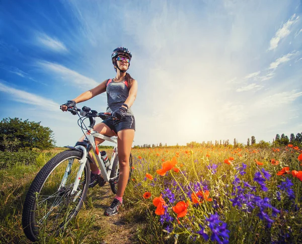 Glückliche Junge Frau Auf Einem Fahrrad Auf Einer Blühenden Mohnwiese — Stockfoto