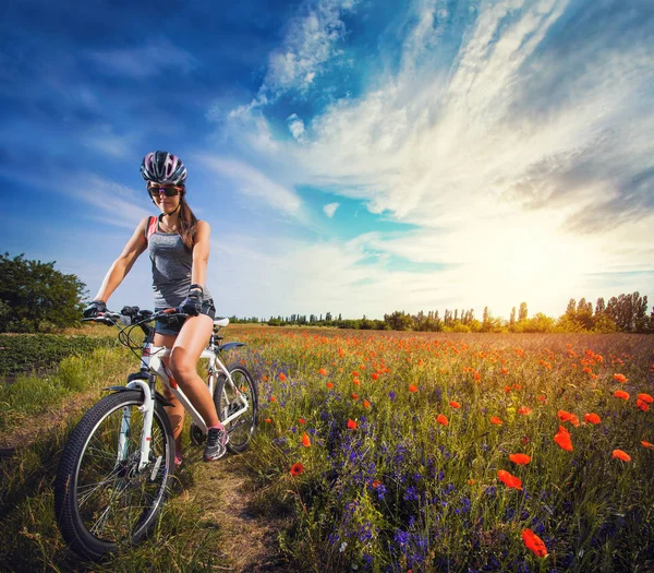 Glad Ung Kvinna Rider Cykel Blommande Vallmo Äng — Stockfoto