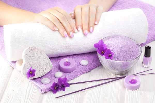 Lussuosa Manicure Viola Con Viola Candela Asciugamano Sul Tavolo Legno — Foto Stock