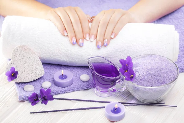 Paarse Luxe Manicure Met Violet Kaars Handdoek Witte Houten Tafel — Stockfoto