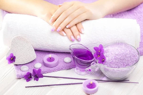 Manicura Morada Lujo Con Violeta Vela Toalla Mesa Madera Blanca — Foto de Stock