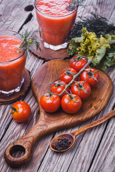 Sok Świeżych Pomidorów Pomidor Oddział Pokładzie Cięcia Drewnianych Starym Drewnianym — Zdjęcie stockowe