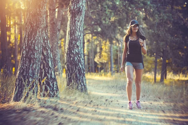 Trevlig Ung Kvinna Morgonen Trädfårdar Sommar Skog — Stockfoto