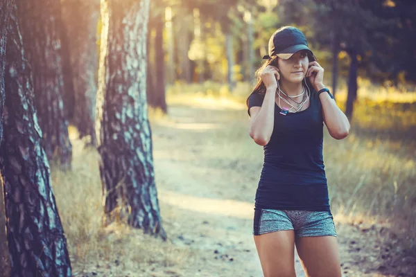 Beautiful Athletic Woman Listening Music Run Woods — Stock Photo, Image
