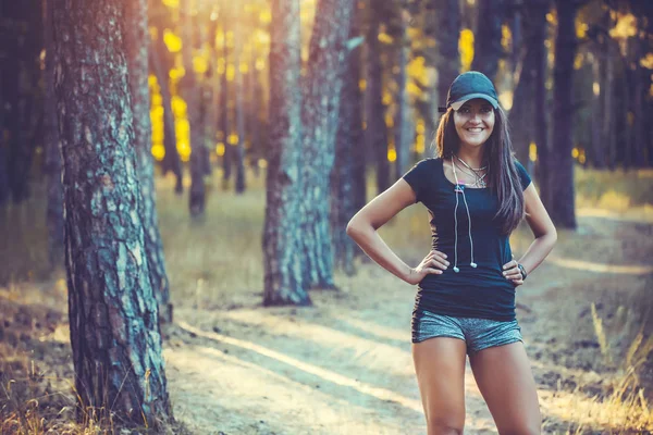 Vacker Atletisk Kvinna Lyssnar Musik Löprunda Skogen — Stockfoto