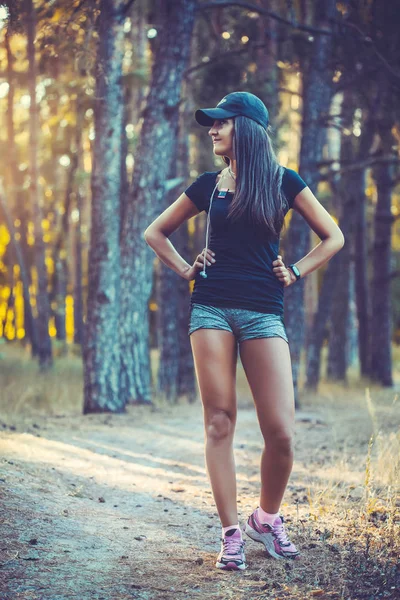 Miła Młoda Kobieta Rano Joging Las Lato — Zdjęcie stockowe